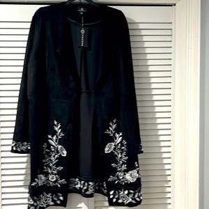 Curations suede look women’s size large black duster.Embroidered white flowers.